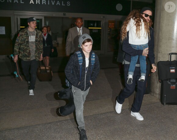 David Beckham et ses quatre enfants Brooklyn, Romeo, Cruz et Harper à l'aéroport LAX de Los Angeles, le 24 mars 2016.