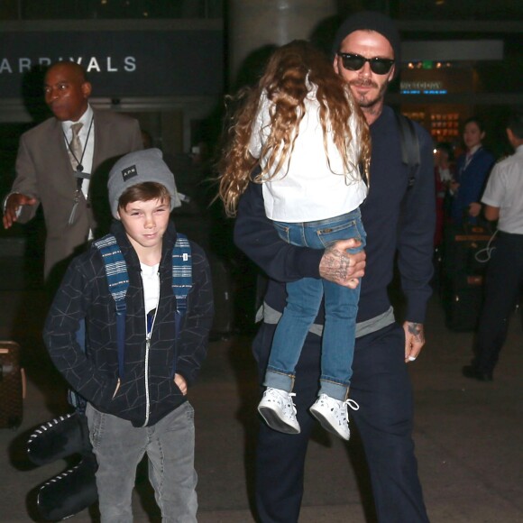 David Beckham et ses enfants Brooklyn, Romeo, Cruz et Harper arrivent à l'aéroport LAX de Los Angeles, le 24 mars 2016.