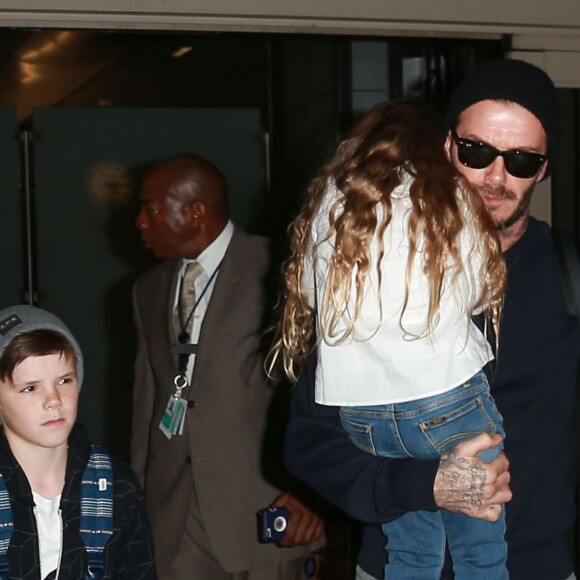 David Beckham et ses enfants Brooklyn, Romeo, Cruz et Harper arrivent à l'aéroport LAX de Los Angeles, le 24 mars 2016.