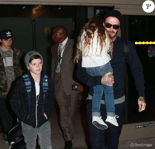 David Beckham et ses enfants Brooklyn, Romeo, Cruz et Harper arrivent à l'aéroport LAX de Los Angeles, le 24 mars 2016.