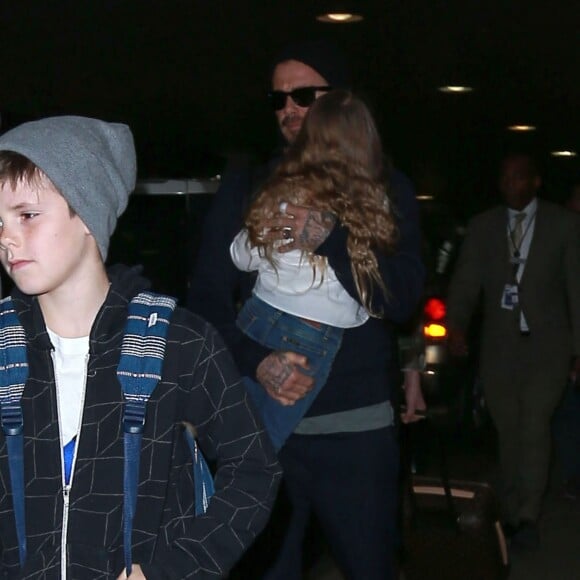 David Beckham et ses enfants Brooklyn, Romeo, Cruz et Harper arrivent à l'aéroport LAX de Los Angeles, le 24 mars 2016.