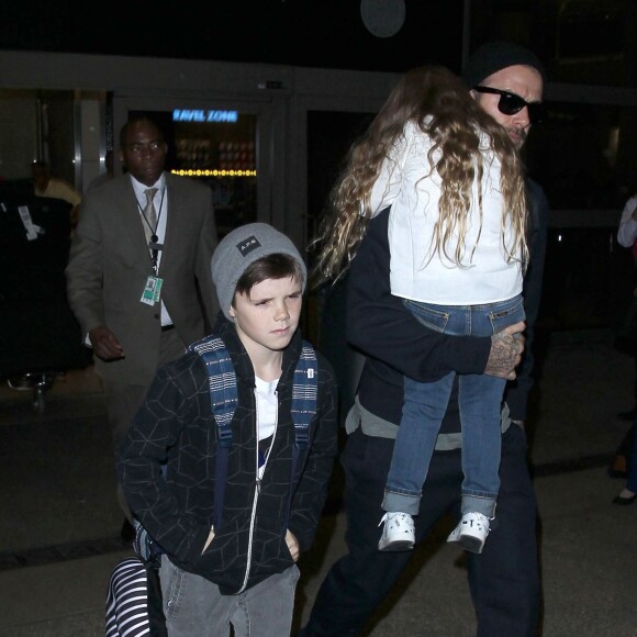 David Beckham et ses enfants Brooklyn, Romeo, Cruz et Harper arrivent à l'aéroport LAX de Los Angeles, le 24 mars 2016.