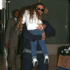 David Beckham et sa fille Harper à l'aéroport LAX de Los Angeles, le 24 mars 2016.