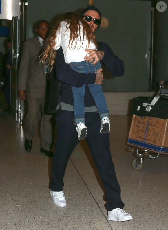 David Beckham et sa fille Harper à l'aéroport LAX de Los Angeles, le 24 mars 2016.