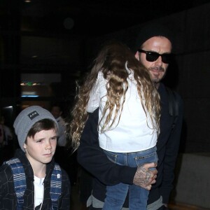 David Beckham et ses enfants Brooklyn, Romeo, Cruz et Harper arrivent à l'aéroport LAX de Los Angeles, le 24 mars 2016.