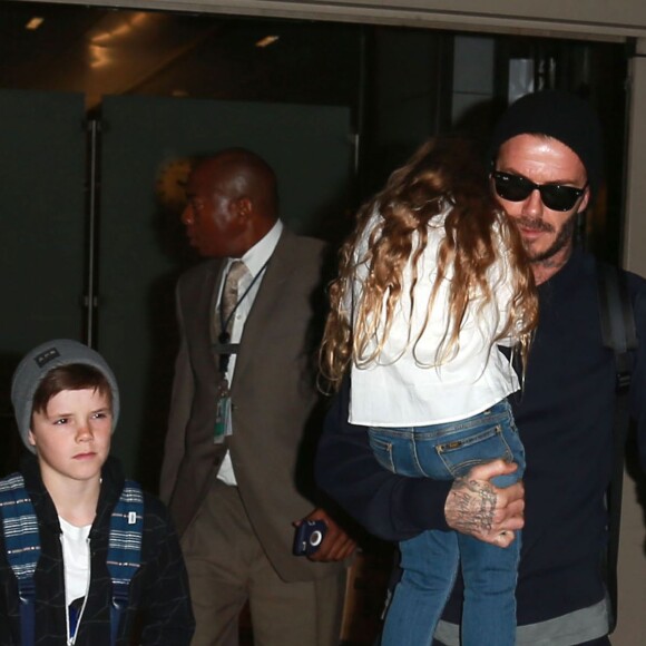 David Beckham et ses enfants Brooklyn, Romeo, Cruz et Harper arrivent à l'aéroport LAX de Los Angeles, le 24 mars 2016.