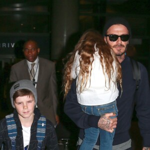 David Beckham et ses enfants Brooklyn, Romeo, Cruz et Harper arrivent à l'aéroport LAX de Los Angeles, le 24 mars 2016.