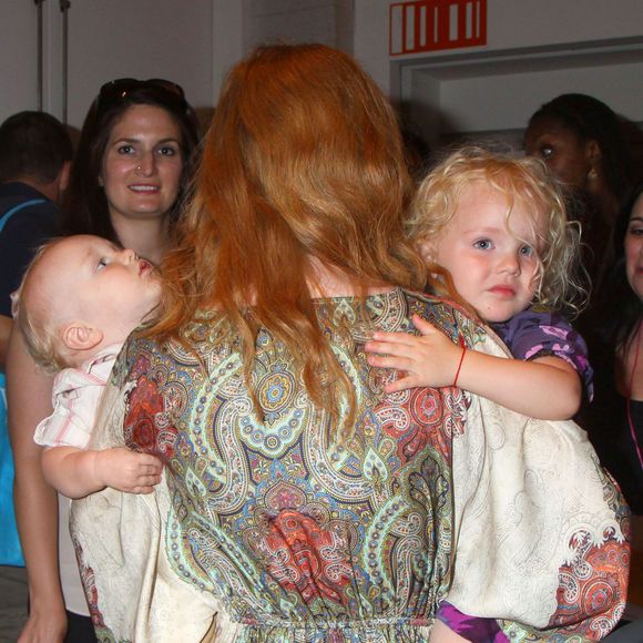 James Van Der Beek et sa femme Kimberly et leurs enfants a New York La famille porte un bracelet rouge de la Kabbale Le 31 Mai 2013
