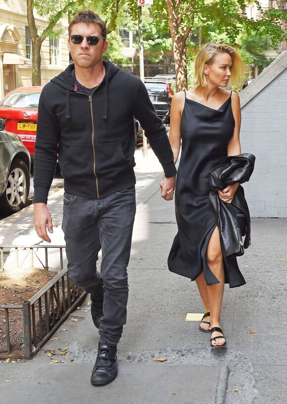 Sam Worthington et Lara Bingle arrivent à leur hôtel à New York. Lara porte une robe avec un décolleté sexy. Le 20 septembre 2014