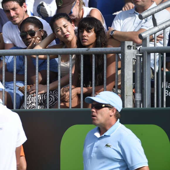 Shy'm a assisté impuissante à la cinglante défaite (6-3, 6-0) de son amoureux Benoît Paire au troisième tour du tournoi de Miami contre son compatriote Richard Gasquet, le 27 mars 2016.
