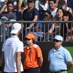 Shy'm a assisté impuissante à la cinglante défaite (6-3, 6-0) de son amoureux Benoît Paire au troisième tour du tournoi de Miami contre son compatriote Richard Gasquet, le 27 mars 2016.