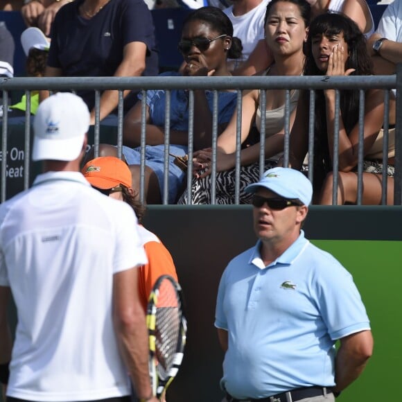 Shy'm a assisté impuissante à la cinglante défaite (6-3, 6-0) de son amoureux Benoît Paire au troisième tour du tournoi de Miami contre son compatriote Richard Gasquet, le 27 mars 2016.