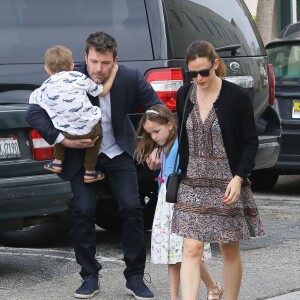 Jennifer Garner et Ben Affleck vont assister à une messe pour Pâques avec Samuel et Seraphina à Los Angeles, le 27 mars 2016.