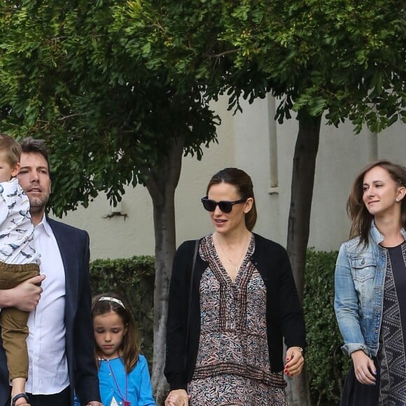 Jennifer Garner et Ben Affleck vont assister à une messe pour Pâques avec Samuel et Seraphina à Los Angeles, le 27 mars 2016.