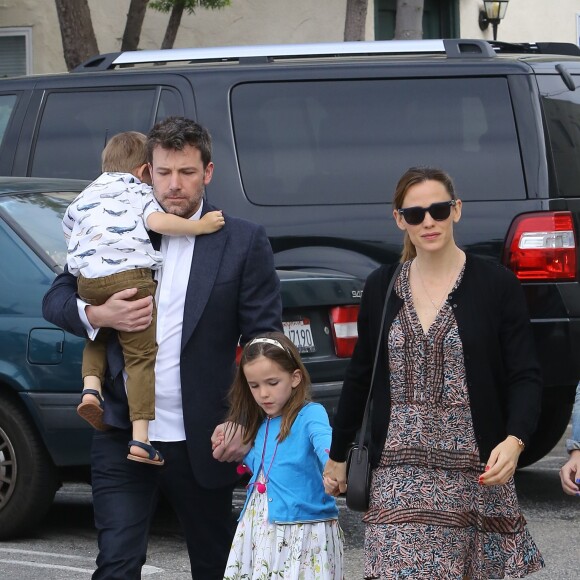 Jennifer Garner et Ben Affleck vont assister à une messe pour Pâques avec Samuel et Seraphina à Los Angeles, le 27 mars 2016.