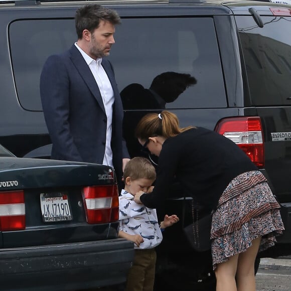 Jennifer Garner et Ben Affleck vont assister à une messe pour Pâques avec Samuel et Seraphina à Los Angeles, le 27 mars 2016.