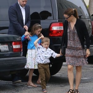 Jennifer Garner et Ben Affleck vont assister à une messe pour Pâques avec Samuel et Seraphina à Los Angeles, le 27 mars 2016.