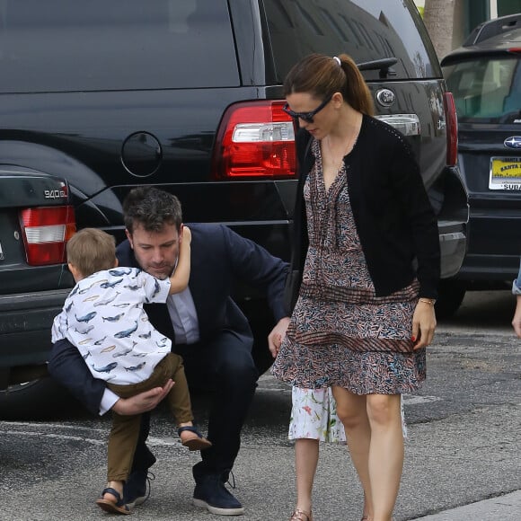 Jennifer Garner et Ben Affleck vont assister à une messe pour Pâques avec Samuel et Seraphina à Los Angeles, le 27 mars 2016.