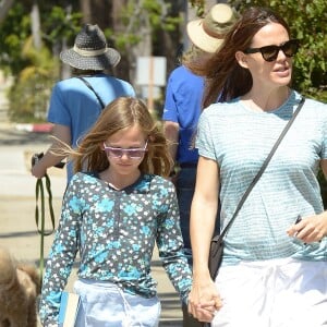 Jennifer Garner et Violet Affleck se rendent dans un salon pour manicure à Brentwood, Los Angeles, le 27 mars 2016.