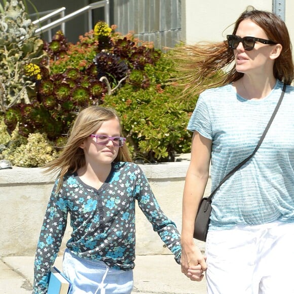 Jennifer Garner et Violet Affleck se rendent dans un salon pour manicure à Brentwood, Los Angeles, le 27 mars 2016.