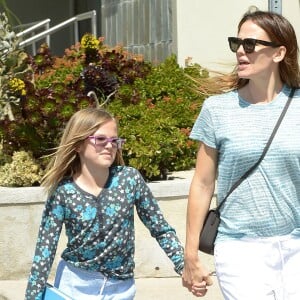 Jennifer Garner et Violet Affleck se rendent dans un salon pour manicure à Brentwood, Los Angeles, le 27 mars 2016.