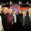 Philippe Geluck et Jean-Pierre Coffe entourés de Nicolas Canteloup, Nicolas Sarkozy, Johnny Hallyday, Michel Drucker et Jean-Pierre Elkabbach dans Vivement Dimanche en 2004.