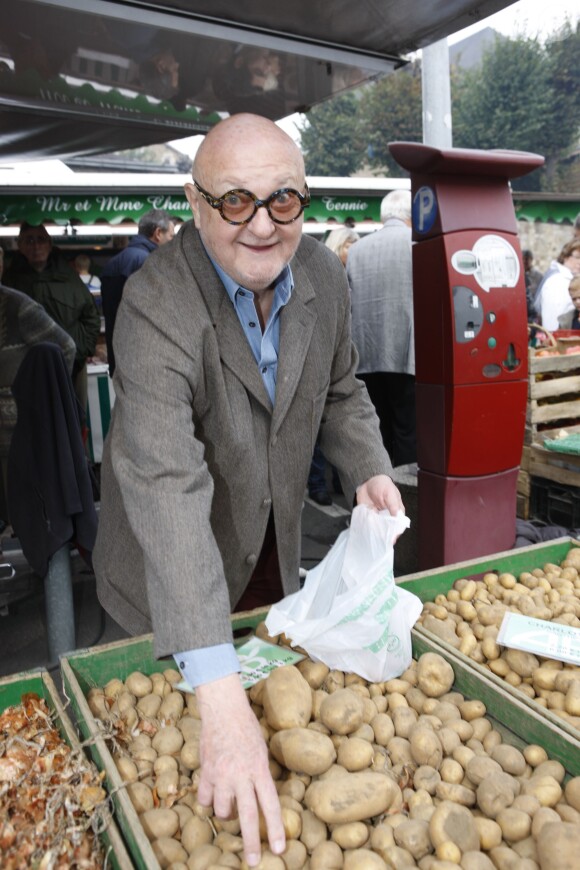 Jean-Pierre Coffe au Salon du Livre au Mans - il en profite pour faire le marché, le 8 octobre 2008. Jean-Pierre Coffe est mort à 78 ans le 29 mars 2016 dans sa maison de Lanneray (Eure-et-Loir).
