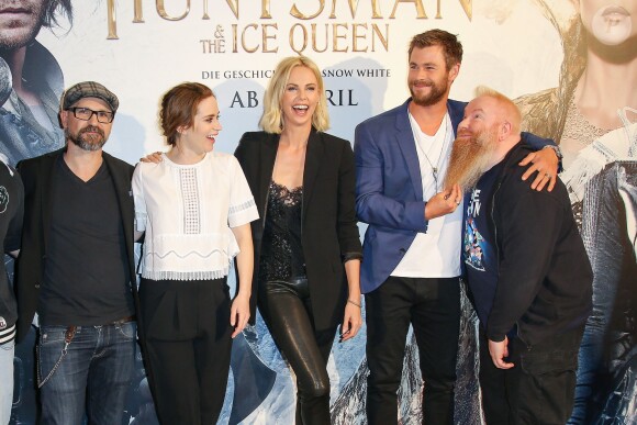 Cédric Nicolas-Troyan, Emily Blunt, Charlize Theron, Chris Hemsworth - Première du film "Le Chasseur et la Reine des Glaces" à Hambourg le 29 mars 2016.