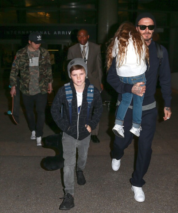David Beckham arrive avec ses enfants Brooklyn, Romeo, Cruz et Harper à l'aéroport de LAX à Los Angeles, le 24 mars 2016