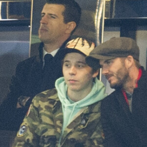 David Beckham et son fils Brooklyn au match des 1/8 de finale de la Ligue Champions entre Chelsea et le PSG à Londres le 9 mars 2016. Le PSG à battu Chelsea sur le score de 2-1 et se qualifie pour les quarts de final de la League des Champion. © Pierre Perusseau/Bestimage