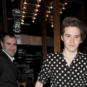 Brooklyn Beckham boit un verre au Heddon Street Kitchen avec deux amies après avoir fêté ses 17 ans avec sa famille au restaurant sexy fish à Londres le 4 mars 2016.