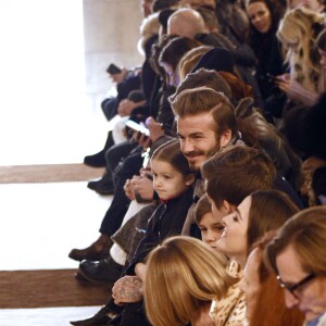 Harper Beckham , son père David, Romeo Beckham et Brooklyn Beckham  au défilé de Victoria avec ses enfants Harper et Brooklyn à New York le 14 février 2016.