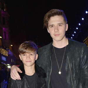 Romeo Beckham et son frère Brooklyn Beckham à la  Première européenne de "Star Wars : Le réveil de la force" au cinéma Odeon Leicester Square de Londres le 16 décembre 2015.