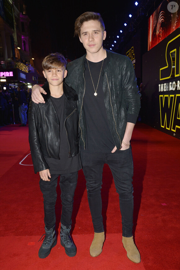 Romeo Beckham et son frère Brooklyn Beckham à la  Première européenne de "Star Wars : Le réveil de la force" au cinéma Odeon Leicester Square de Londres le 16 décembre 2015.