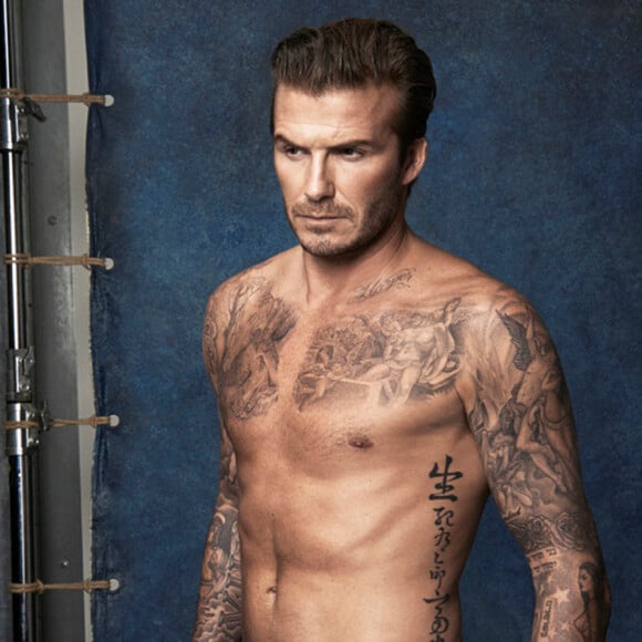 David Beckham montre ses tatouages en présentant la ligne de maillots homme de la marque H&M.