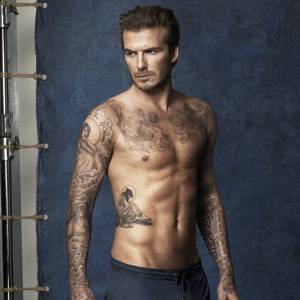 David Beckham montre ses tatouages en présentant la ligne de maillots homme de la marque H&M.