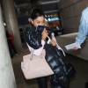 Ariana Grande se cache des photographes à son arrivée à l'aéroport de LAX à Los Angeles, le 3 juillet 2015 Singer Ariana Grande arriving on a flight at LAX airport in Los Angeles, California on July 3, 201503/07/2015 - Los Angeles
