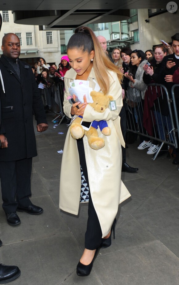 Ariana Grande quitte les studios de la radio 1 BBC Radio à Londres, le 30 mars 2016