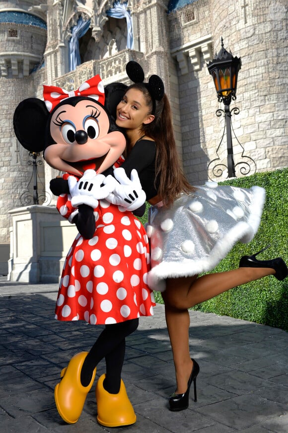 Ariana Grande et Minnie Mouse à Walt Disney World Resort, Lake Buena Vista, le 12 novembre 2015