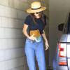 Kendall Jenner, stylée en toute simplicité dans un t-shirt noir, un jean et des chaussures Stella McCartney. Un chapeau Janessa Leone, un collier Are You Am I et une pochette Saint Laurent Paris accessoirisent sa tenue. Le 25 mars 2016.