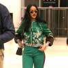 Rihanna surprise à New York, porte une veste et un pantalon Gucci (printemps-été 2016), des lunettes de soleil vintage Jean Paul Gaultier et des chaussures Céline. Le 28 mars 2016.