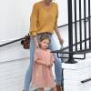 Lily Aldridge quitte le restaurant Au Fudge avec sa fille, habillée d'un pull moutarde en alpaca et laine Isabel Marant Étoile (modèle Risha), un jean FRAME et des bottines Stuart Weitzman (modèle Grandiose). West Hollywood, le 29 mars 2016.