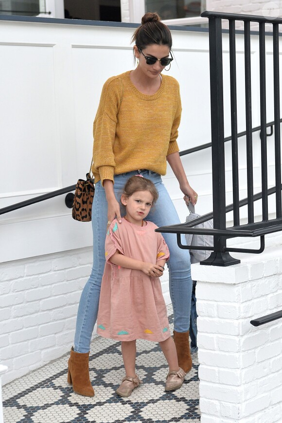 Lily Aldridge quitte le restaurant Au Fudge avec sa fille, habillée d'un pull moutarde en alpaca et laine Isabel Marant Étoile (modèle Risha), un jean FRAME et des bottines Stuart Weitzman (modèle Grandiose). West Hollywood, le 29 mars 2016.