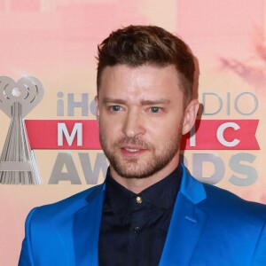 Justin Timberlake posant dans la salle de presse lors de la cérémonie des "iHeartRadio Awards 2015" au Shrine Auditorium à Los Angeles, le 29 mars 2015.