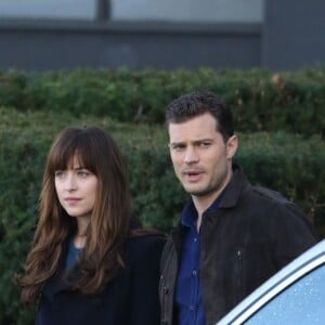 Dakota Johnson et Jamie Dornan, acteurs de "50 nuances plus sombres" dans la rue à Vancouver le 4 avril 2016.