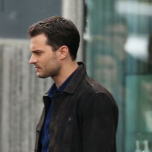 Dakota Johnson et Jamie Dornan, acteurs de "50 nuances plus sombres" dans la rue à Vancouver le 4 avril 2016.