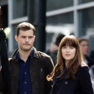 Dakota Johnson et Jamie Dornan, acteurs de "50 nuances plus sombres" dans la rue à Vancouver le 4 avril 2016.