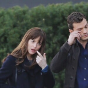 Dakota Johnson et Jamie Dornan, acteurs de "50 nuances plus sombres" dans la rue à Vancouver le 4 avril 2016.