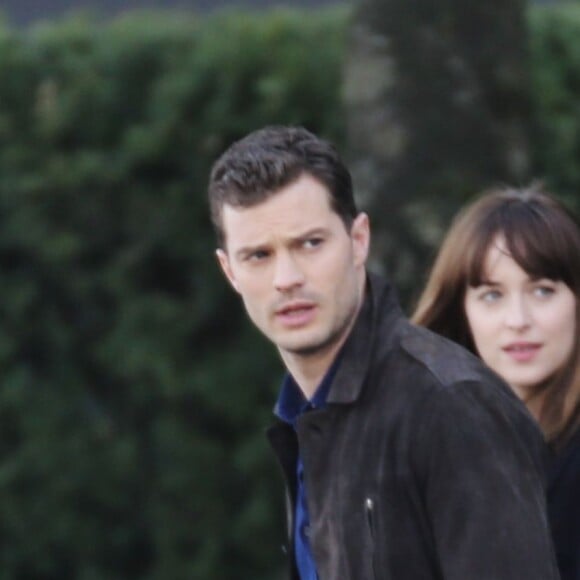 Dakota Johnson et Jamie Dornan, acteurs de "50 nuances plus sombres" dans la rue à Vancouver le 4 avril 2016.