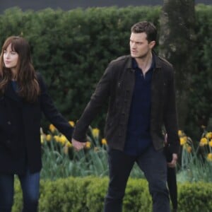 Dakota Johnson et Jamie Dornan, acteurs de "50 nuances plus sombres" dans la rue à Vancouver le 4 avril 2016.